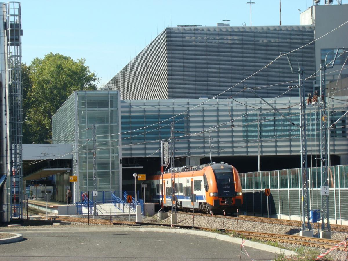 Wjazd pociągu na peron wykonany z dyli szklanych
