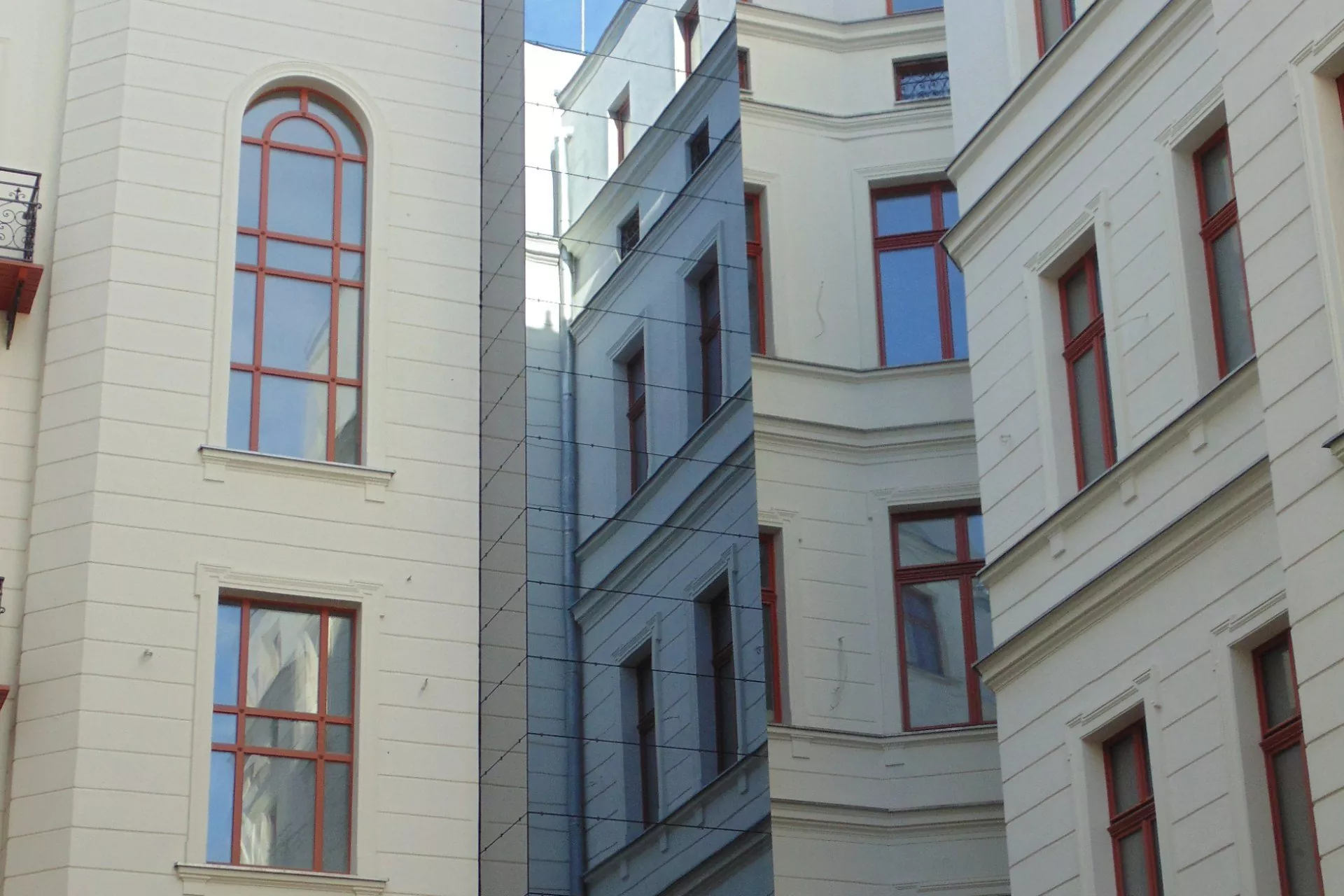 Szyb windowy przy wielkomiejskiej kamienicy - Łódź